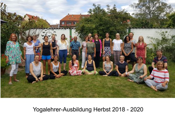 Gruppenbild-Abschluss-Yogalehrer-Ausbildung-Herbst_ 2018-20-kl.jpg